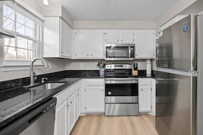 Réfrigérateur, micro-ondes, four, plaque de cuisson