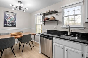 Fridge, microwave, oven, stovetop - ClintonCrest: Private Yard & Near DC (Sterling)