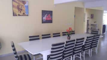 Daily cooked-to-order breakfast (BRL 8.00 per person)