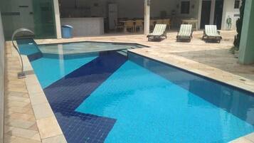 Udendørs pool, åben fra kl. 07.30 til kl. 00.00, parasoller, liggestole