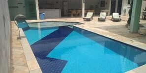 Außenpool, geöffnet von 07:30 Uhr bis 00:00 Uhr, Sonnenschirme