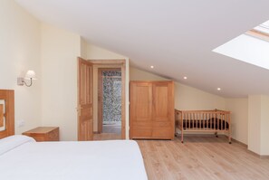 3 bedrooms, iron/ironing board, travel cot, free WiFi