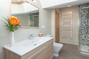 Shower, hair dryer, bidet, towels