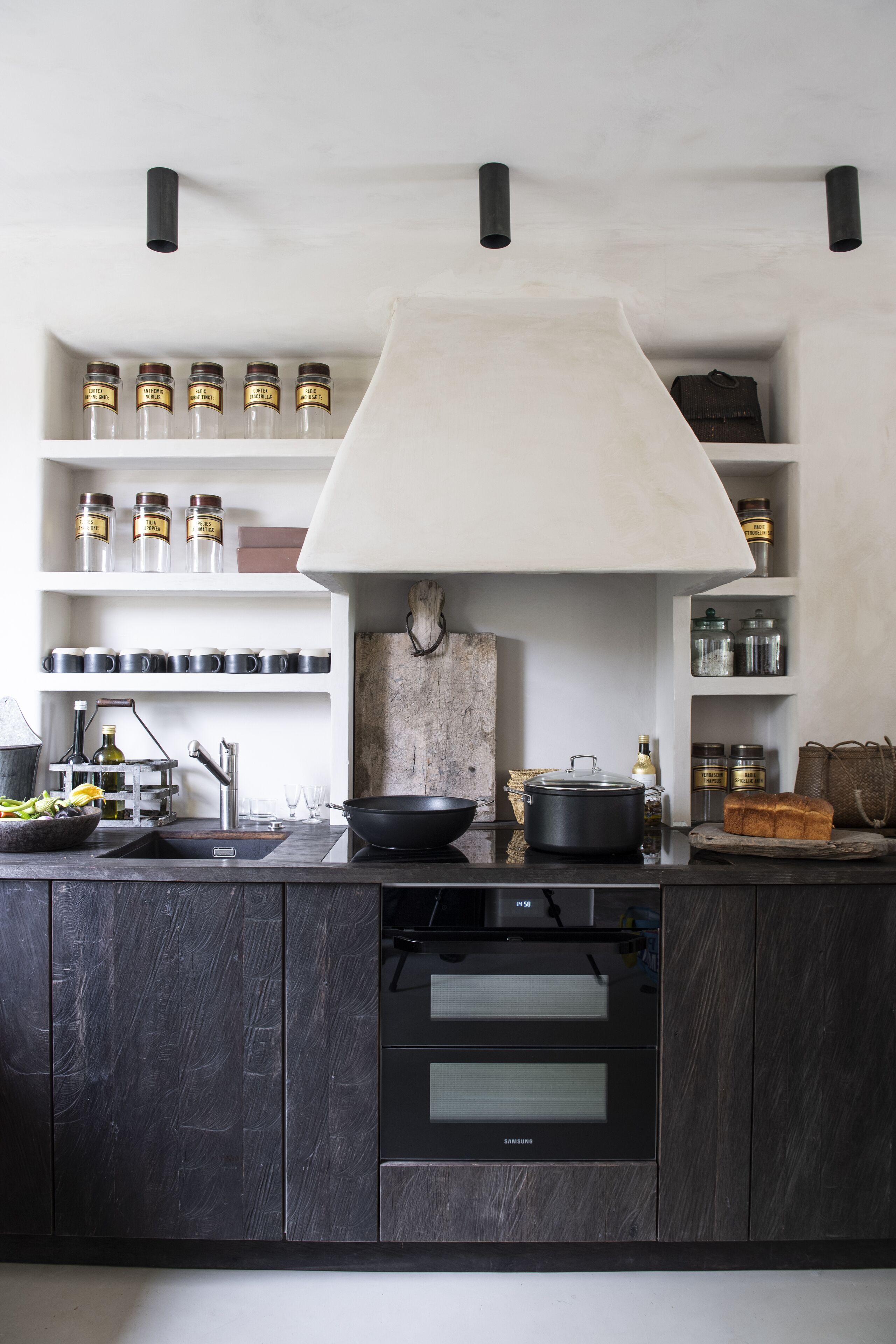 Full-sized fridge, oven, stovetop, dishwasher