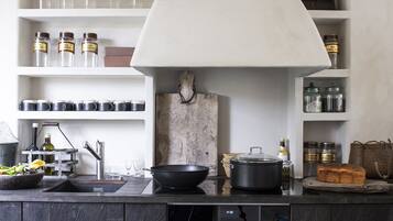 Full-sized fridge, oven, stovetop, dishwasher