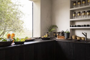 Großer Kühlschrank, Ofen, Herdplatte, Geschirrspüler