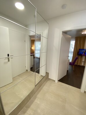 Appartement Confort, 1 grand lit et 1 canapé-lit, balcon | Aire de séjour | Téléviseur connecté de 43 po avec télévision par satellite, téléviseur