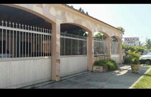 Vista frontal de la propiedad