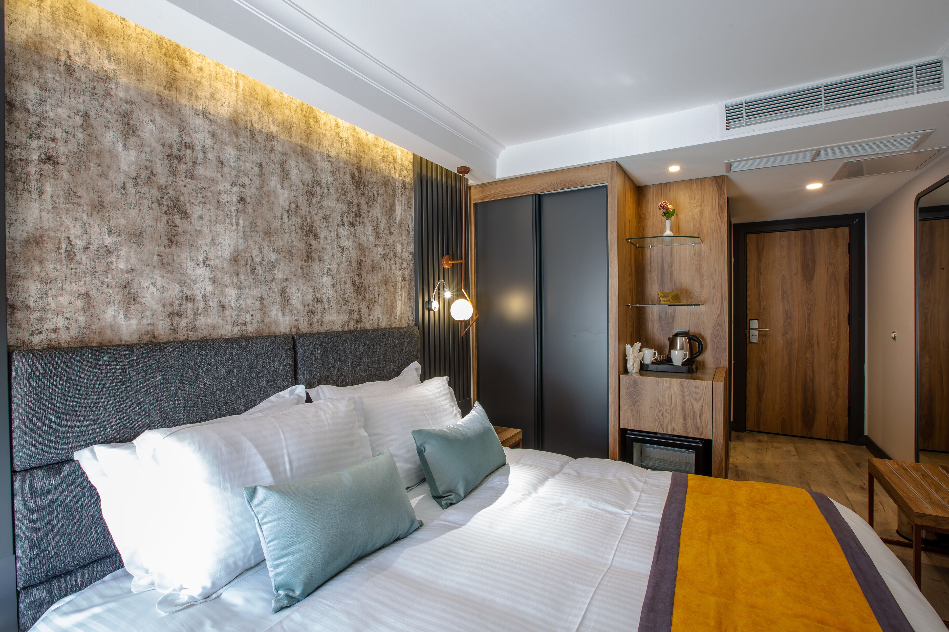 premium bedding, minibar, in-room safe, laptop workspace