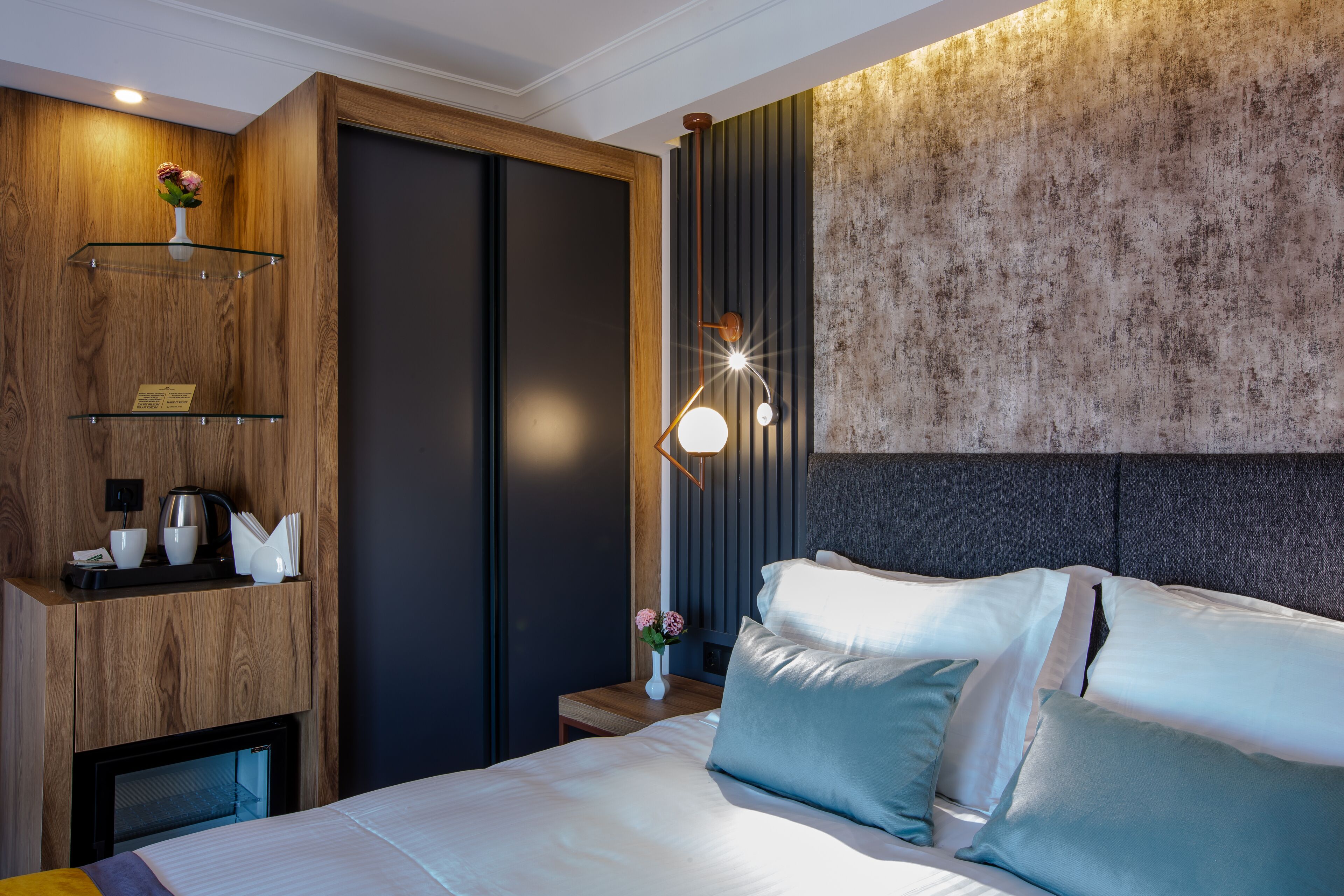 premium bedding, minibar, in-room safe, laptop workspace