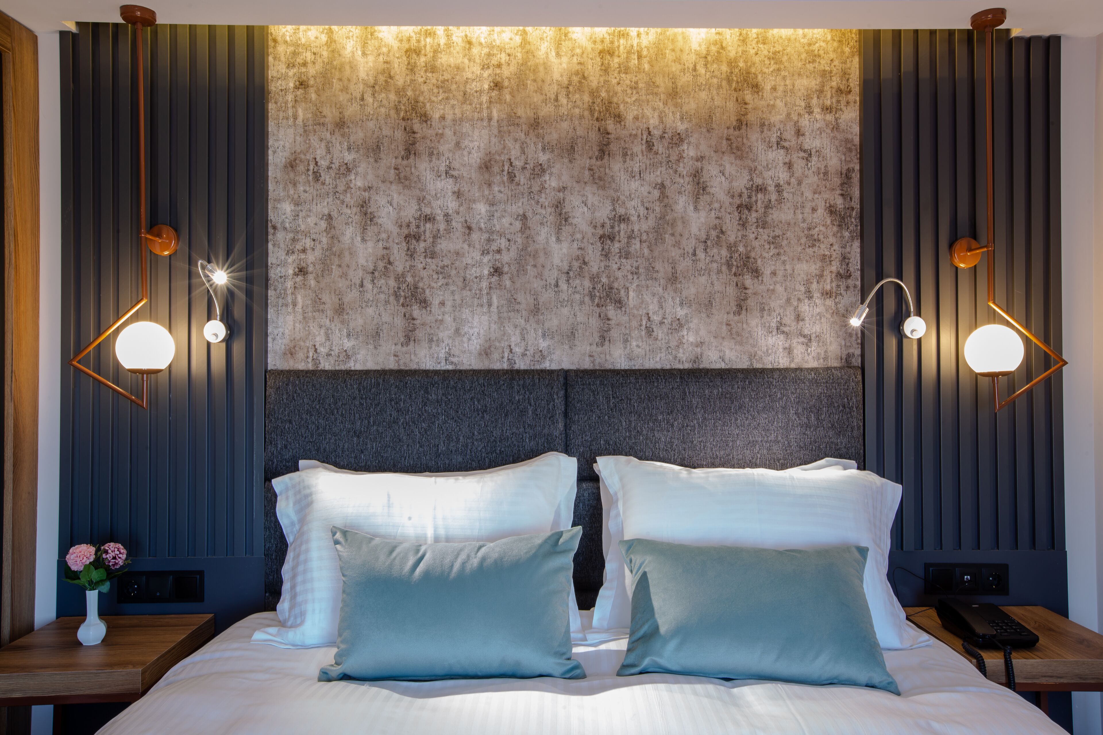 deluxe double or twin room | premium bedding, minibar, in-room safe, laptop workspace