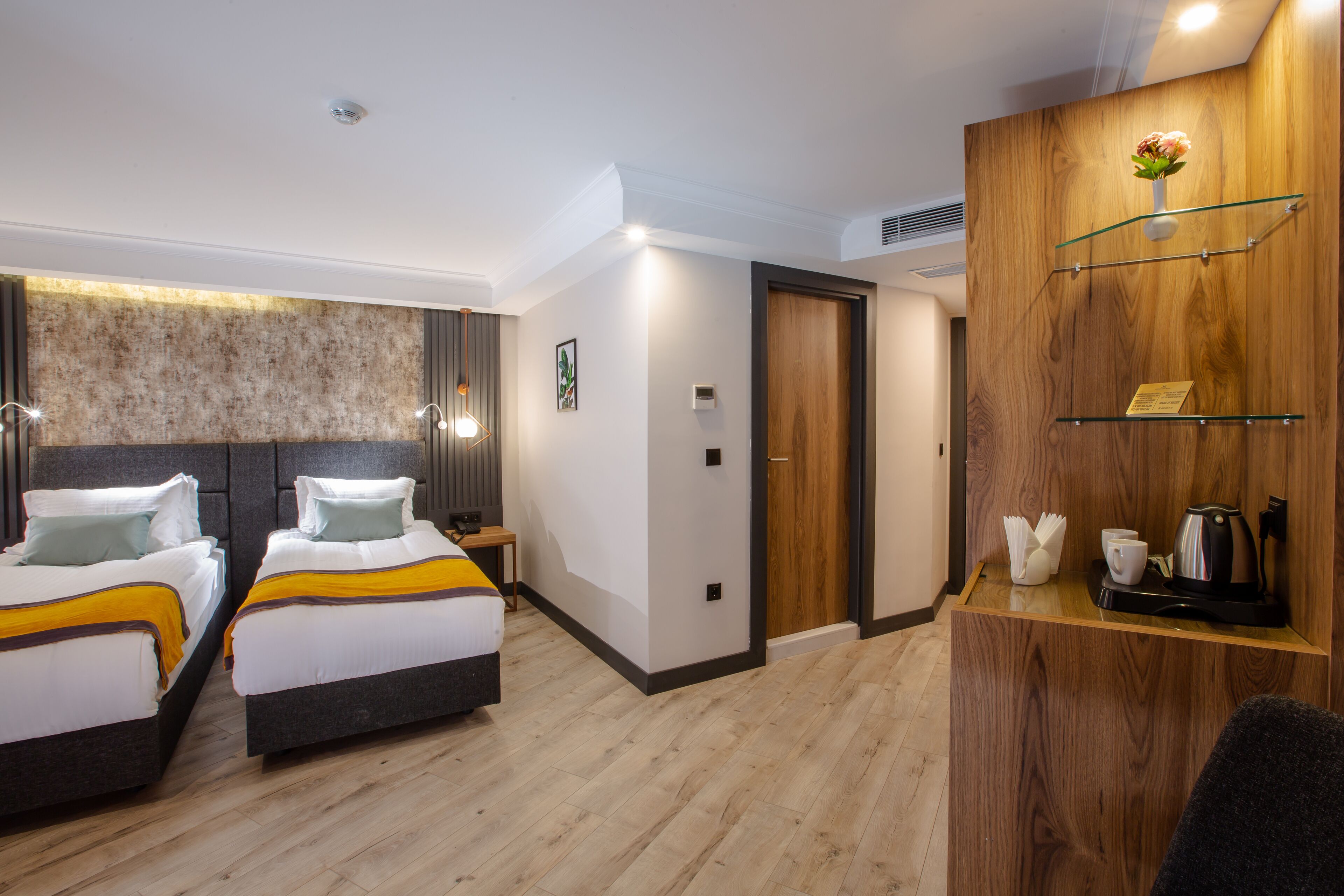 deluxe double or twin room | premium bedding, minibar, in-room safe, laptop workspace