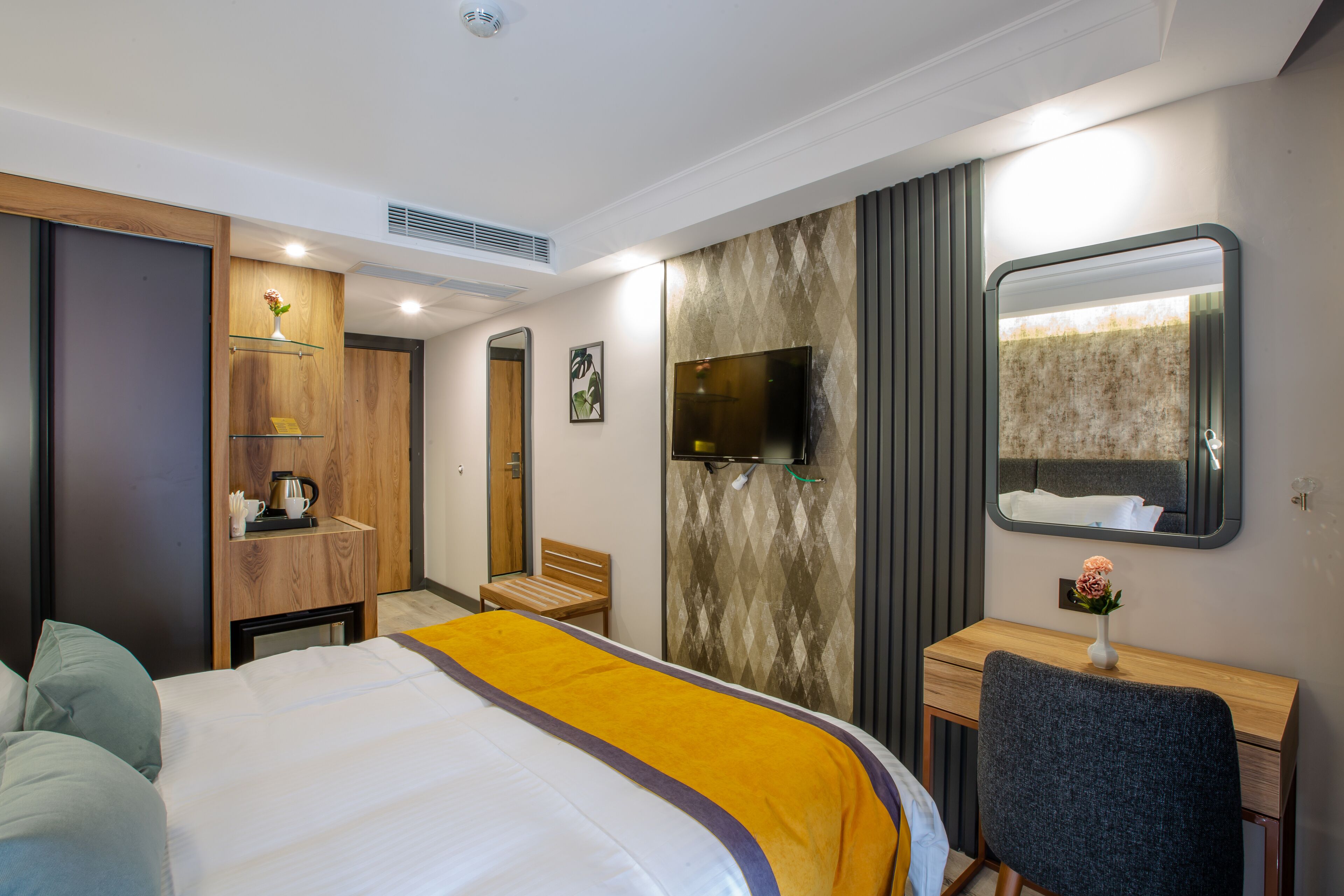 premium bedding, minibar, in-room safe, laptop workspace