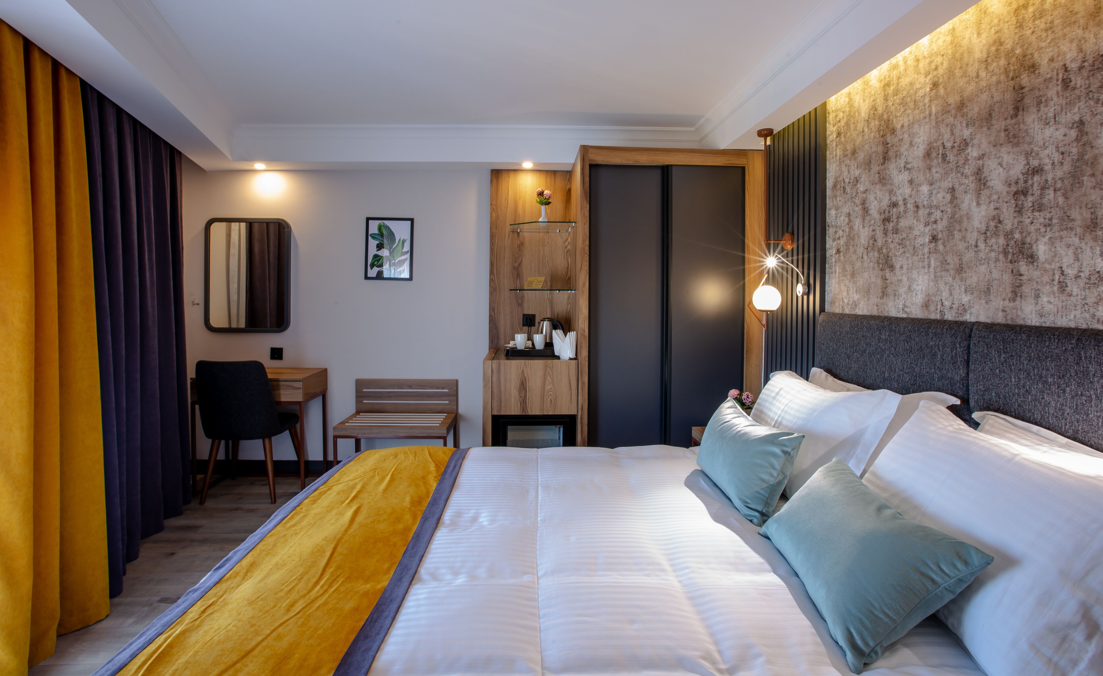 Seprai premium, minibar, brankas, dan ruang kerja ramah laptop