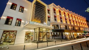 El exterior del Hotel Kayhan City, con un diseño moderno, que destaca por su amplia fachada de vidrio y múltiples balcones.