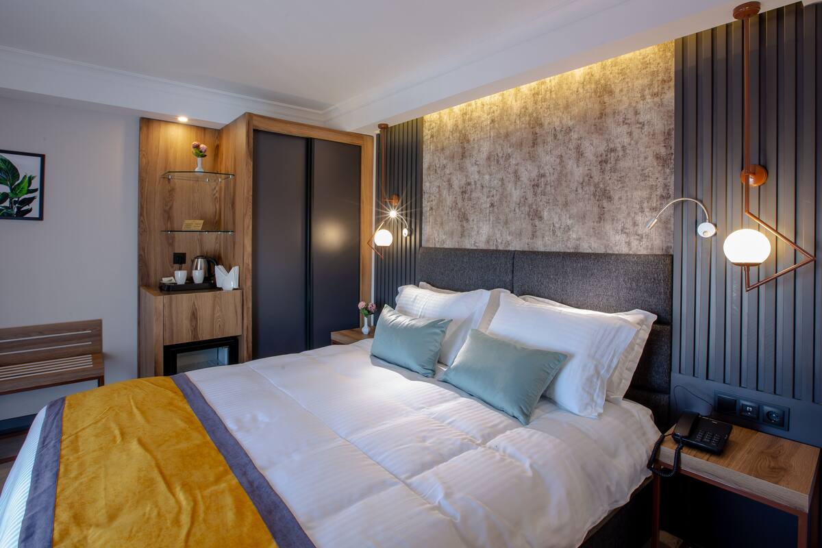 premium bedding, minibar, in-room safe, laptop workspace