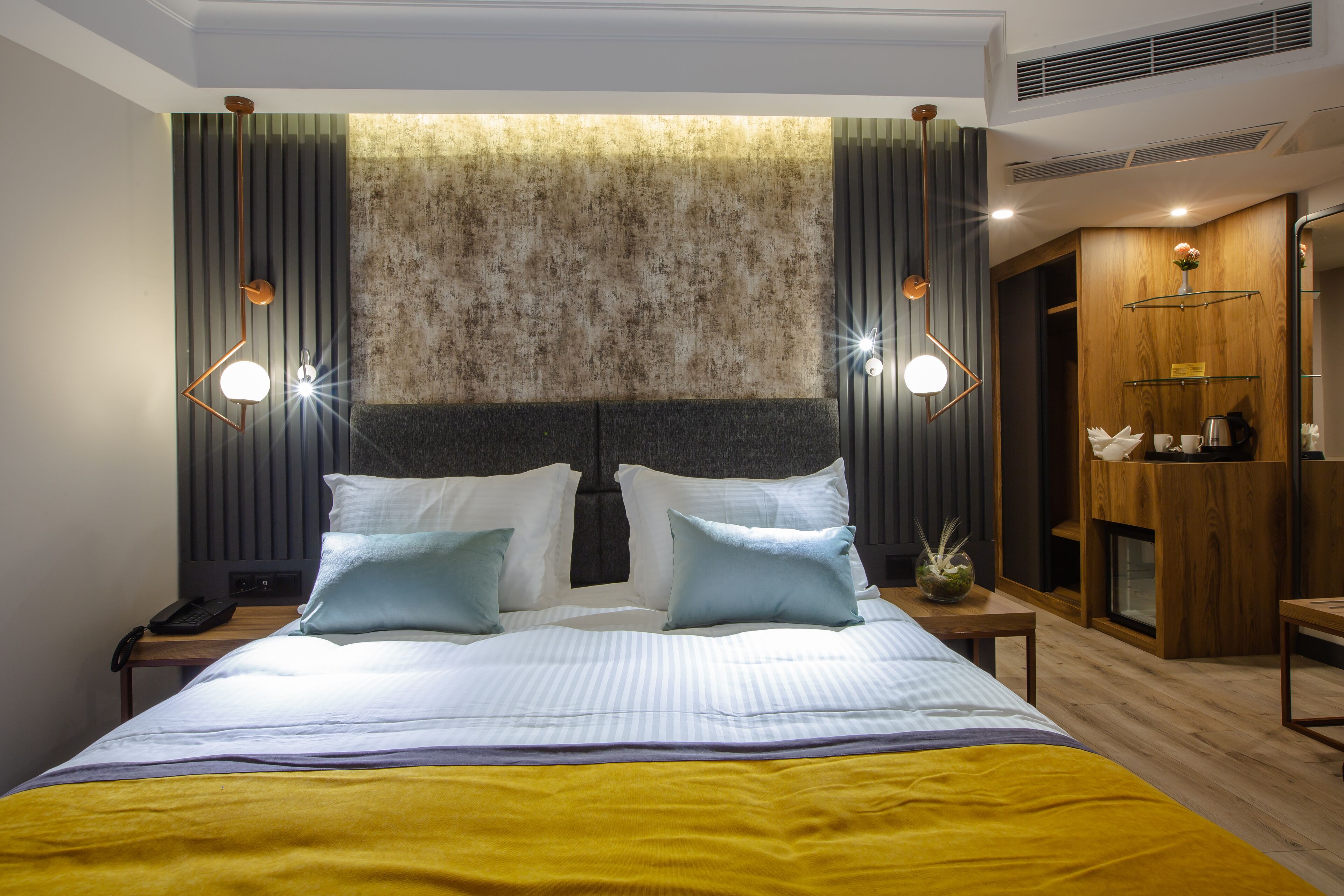 premium bedding, minibar, in-room safe, laptop workspace