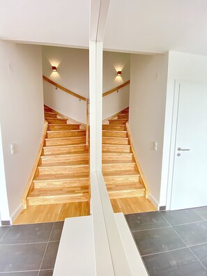 Familjeduplex - 2 sovrum - icke-rökare - innergård | Vardagsrum | 43-tums platt-tv med satellitkanaler, LED-tv och streamingtjänster