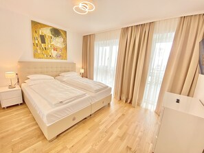 Familjeduplex - 2 sovrum - icke-rökare - innergård | Allergitestade sängkläder och värdeförvaringsskåp på rummet