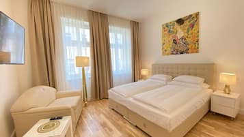 City Studio, 1 Bedroom, Non Smoking, Kitchen | Hypo-allergenic bedding, in-room safe, laptop workspace, blackout drapes