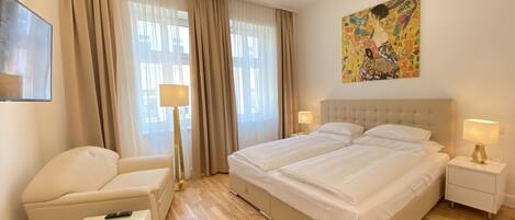 City Studio, 1 Bedroom, Non Smoking, Kitchen | Hypo-allergenic bedding, in-room safe, laptop workspace, blackout drapes