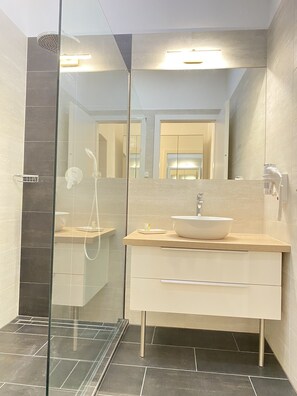 City Apartment, 1 Bedroom, Non Smoking, Kitchen | Bathroom | Hair dryer, heated floors, towels, soap
