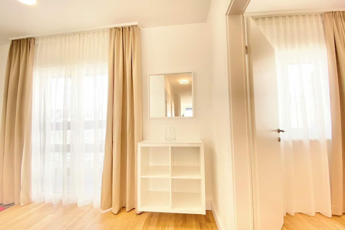 Allergitestet sengetøy, safe på rommet og skrivebord for bærbar PC