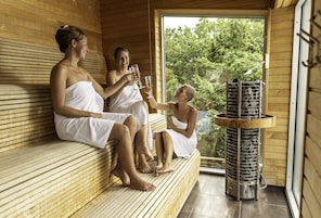 Un sauna, una bañera de hidromasaje, baño turco, tratamientos corporales