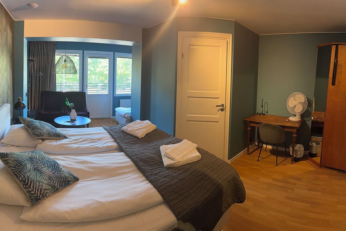 Une chambre d’hôtel comprenant un lit, un bureau, une chaise et une armoire.