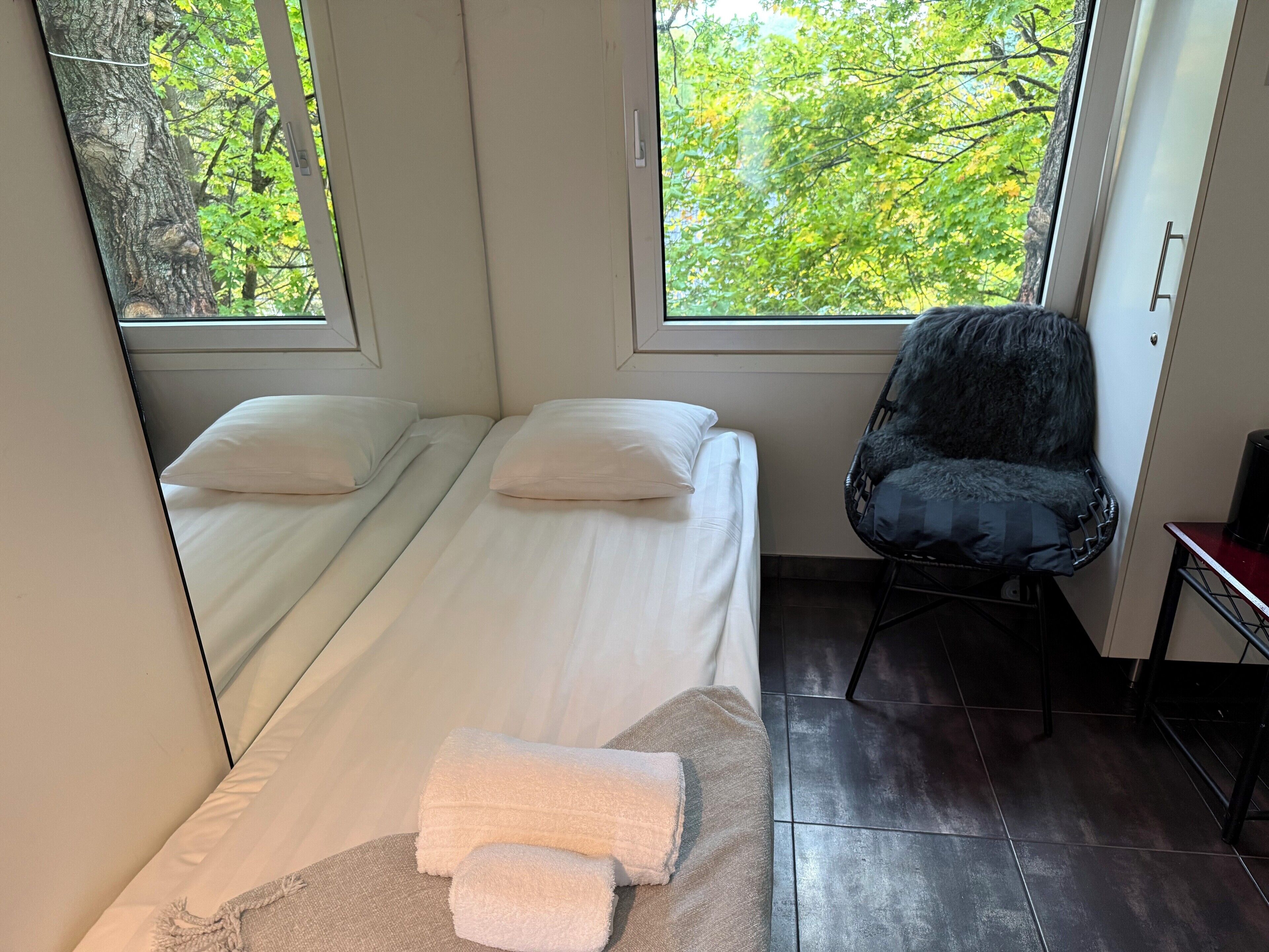 Single Room | Individually decorated, individually furnished, soundproofing