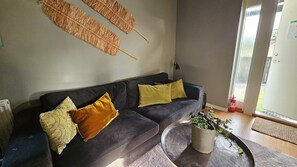 Family Room with Bathtub | 起居区