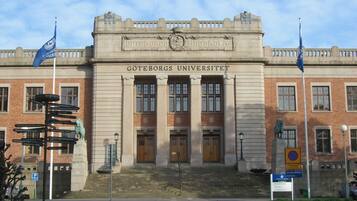 A building with the sign "GÖTEBORG'S UNIVERSITET" at the entrance.