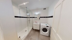 Ducha, secador de pelo, toallas