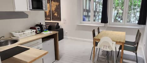 雪櫃、微波爐、焗爐、爐具