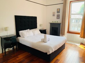 4 bedrooms, iron/ironing board, WiFi, bed sheets - Duplex 4 Bed Apartment, Very Spacious, Paisley - Near GLA Airport (Renfrewshire)