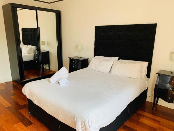 4 habitaciones, tabla de planchar con plancha, wifi y ropa de cama 