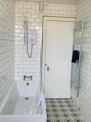 Tina, amenidades de baño gratuitas, secadora de cabello, toallas 
