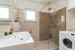 Shower, hair dryer, towels