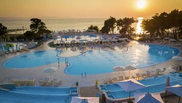 Una piscina al aire libre, una piscina climatizada