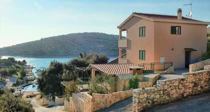 Holiday house Tender near Trogir, jacuzzi