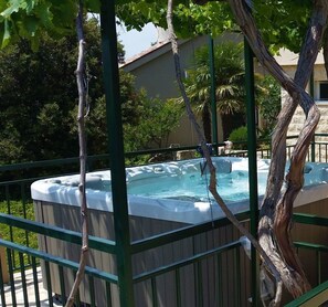 Outdoor spa tub - Holiday house Tender near Trogir, jacuzzi (Sevid)
