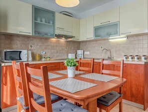 Fridge, microwave, dishwasher, coffee/tea maker - Holiday house Tender near Trogir, jacuzzi (Sevid)