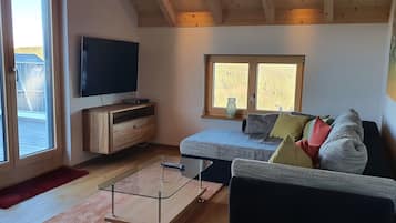 Familienapartment, Terrasse | Wohnbereich | 55-Zoll-Smart-TV mit Satellitenempfang, Fernseher