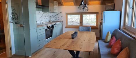 Familielejlighed - terrasse | Privat køkken | Køleskab/fryser i fuld størrelse, mikrobølgeovn, ovn, kogeplade