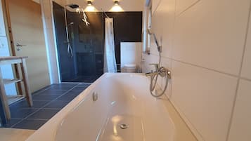 Family Apartment, Terrace | Bilik Mandi | Tab mandi dan pancuran berasingan, pengering rambut, tuala disediakan