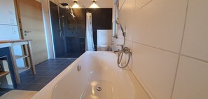 Appartement familial, terrasse | Salle de bain | Baignoire et douche séparées, séchoir à cheveux, serviettes fournies