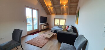 Familienapartment, Terrasse | Wohnbereich | 55-Zoll-Smart-TV mit Satellitenempfang, Fernseher