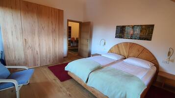 Familienapartment, Terrasse | 1 Schlafzimmer, Allergikerbettwaren, individuell dekoriert