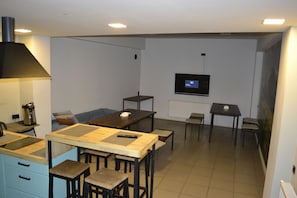 Comfort Triple Room | In-room dining - Hotel New Garden (Tbilisi)