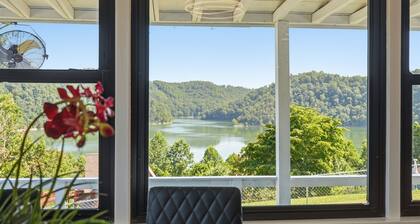 Center Hill Lakehouse, Panoramic Views & Deck